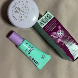 Foto da cliente com os produtos Kokeshi