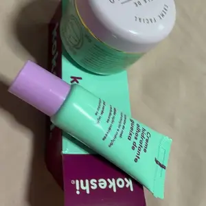 Foto da cliente com os produtos Kokeshi